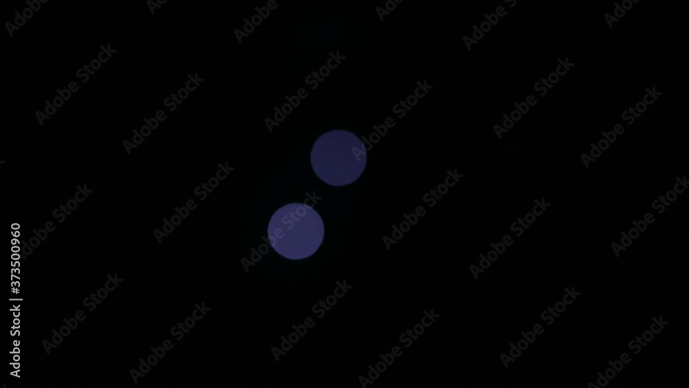 Blinkende und flackernde blaue Lichter im dunkeln