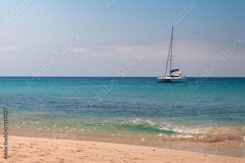 Pequeño velero atracado en una de las mejores playas de Fuerteventura, Jandía. 