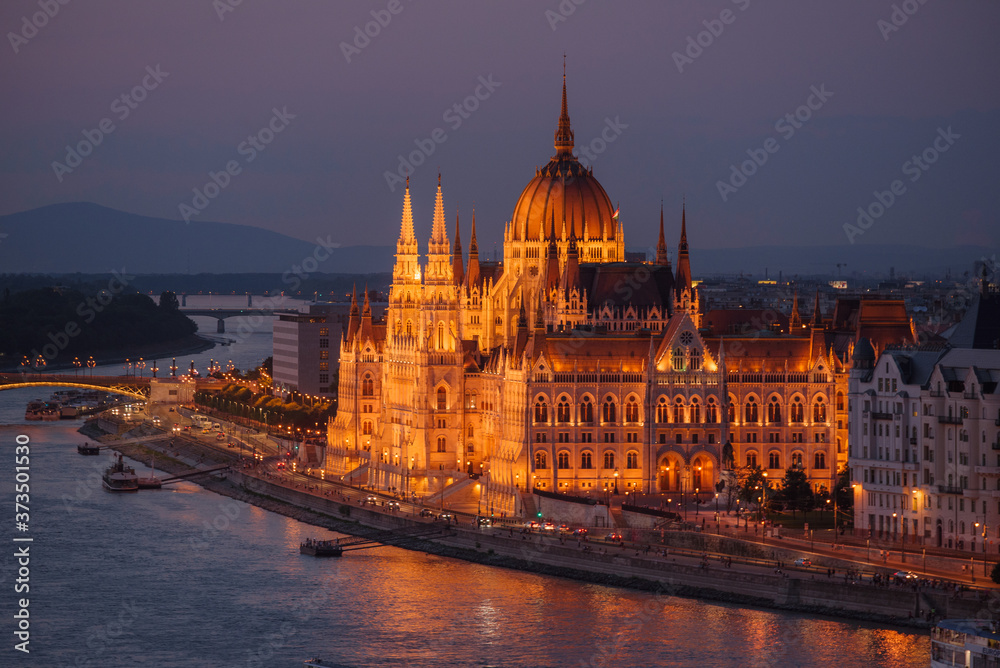 Parlamento de Budapest al anochecer