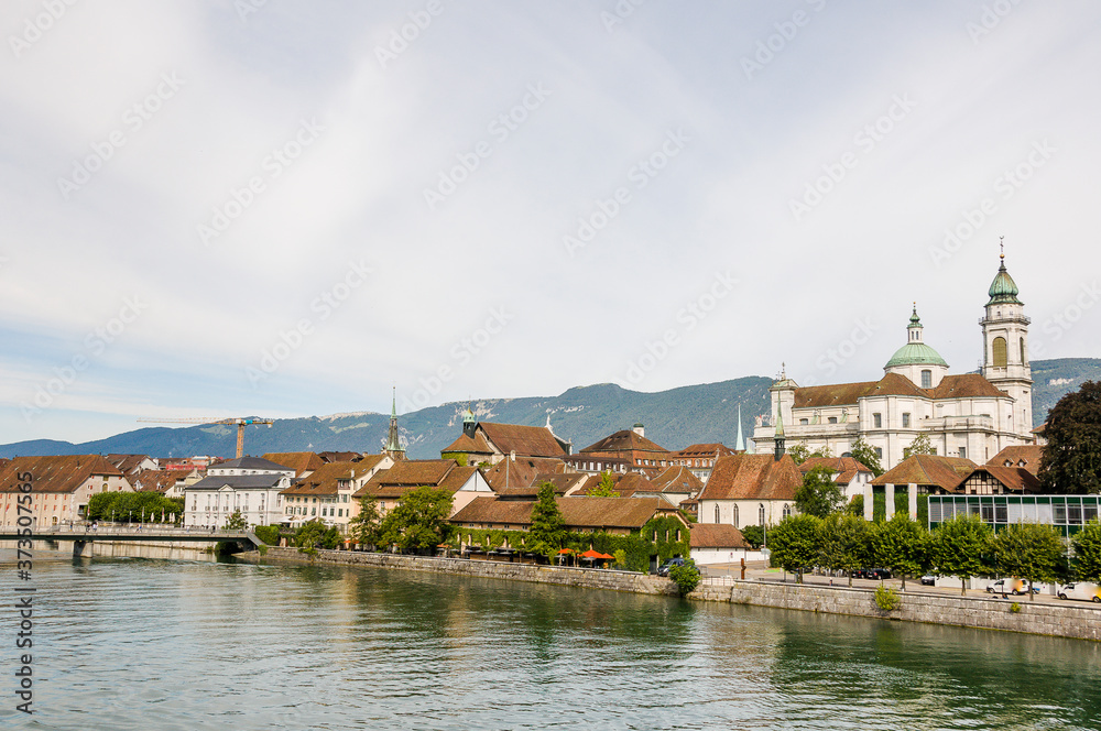 Obraz premium Solothurn, Aare, Kathedrale, St. Ursen-Kathedrale, Barock, Stadt, Altstadt, Fluss, Landhausquai, Kreuzackerbrücke, Uferweg, Sommer, Schweiz