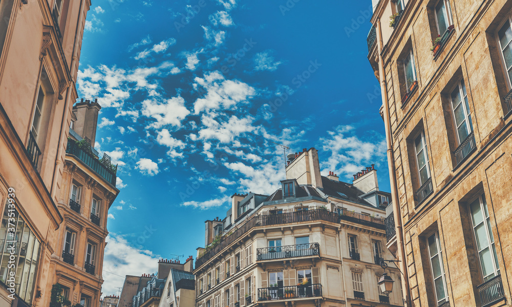 Fototapeta premium Typical view of the Parisian buildings