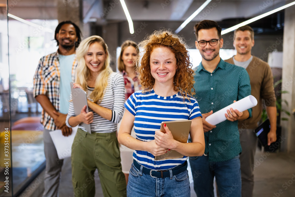 Obraz premium Szczęśliwi ludzie biznesu świętują sukces w firmie