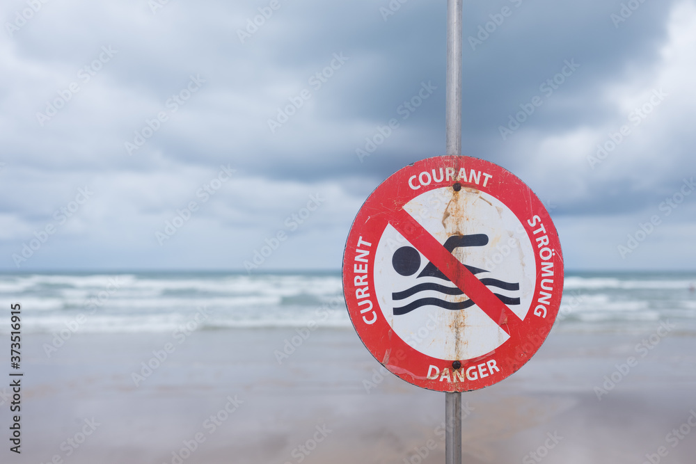 panneau d'interdiction de nager sur une plage