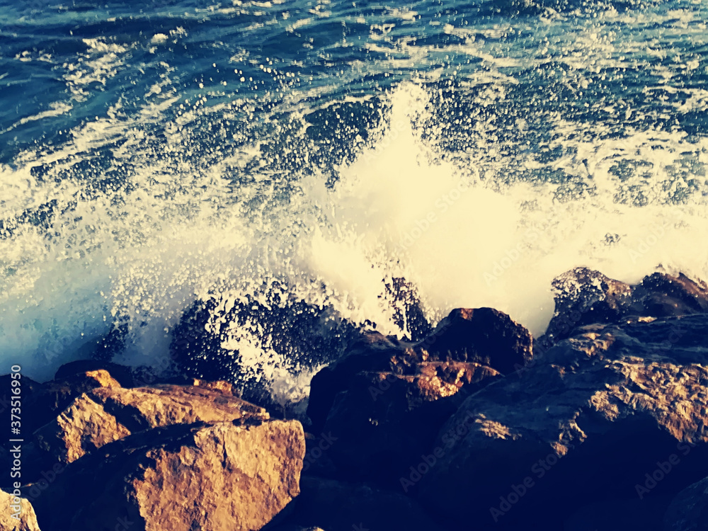 Olas rompiendo sobre rocas