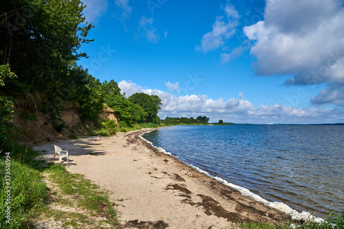 Ein ruhiger Strand am Bodden zwischen R  gen und dem deutschen Festland