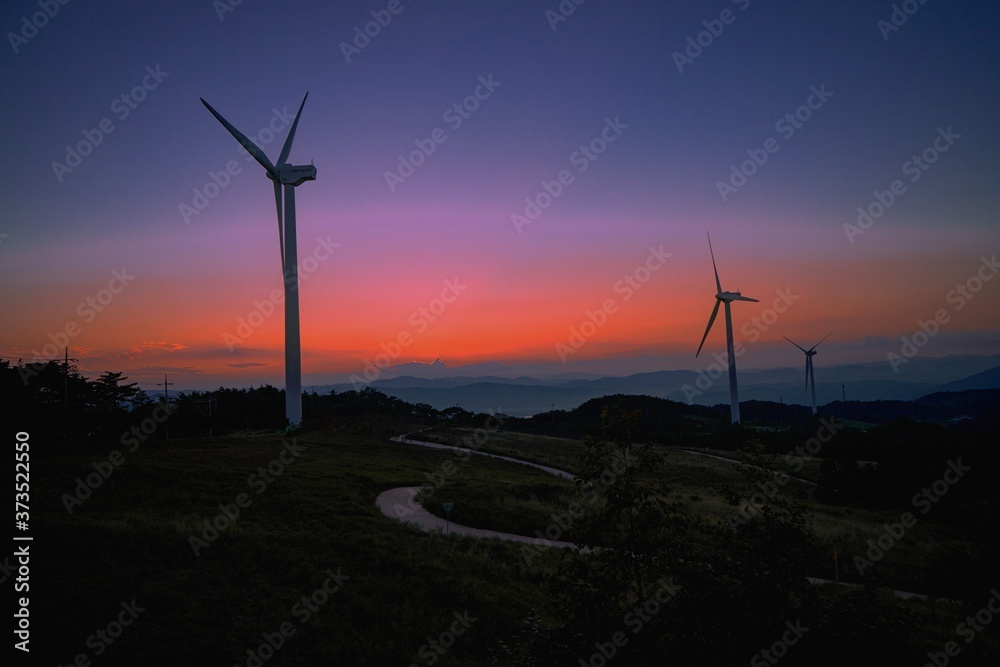 Obraz premium wind turbine at sunset