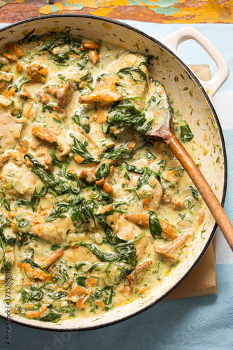 Fried chicken with chanterelle mushrooms, spinach in creamy dill sauce 