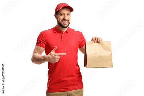 Foto Food delivery man holding a paper bag and pointing