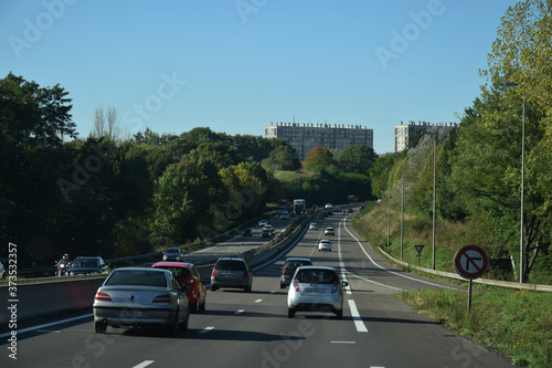 En roulant sur l'autoroute : A20 à l'entrée de Limoges, Haute-Vienne, Nouvelle-Aquitaine.
