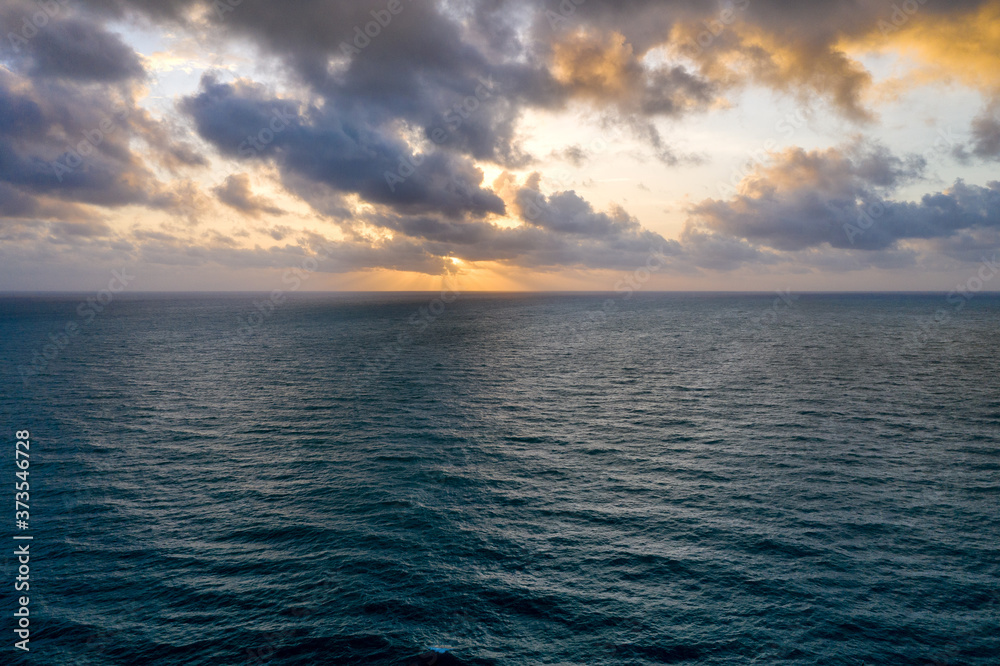 Fototapeta premium Sunrise in the horizon over the ocean