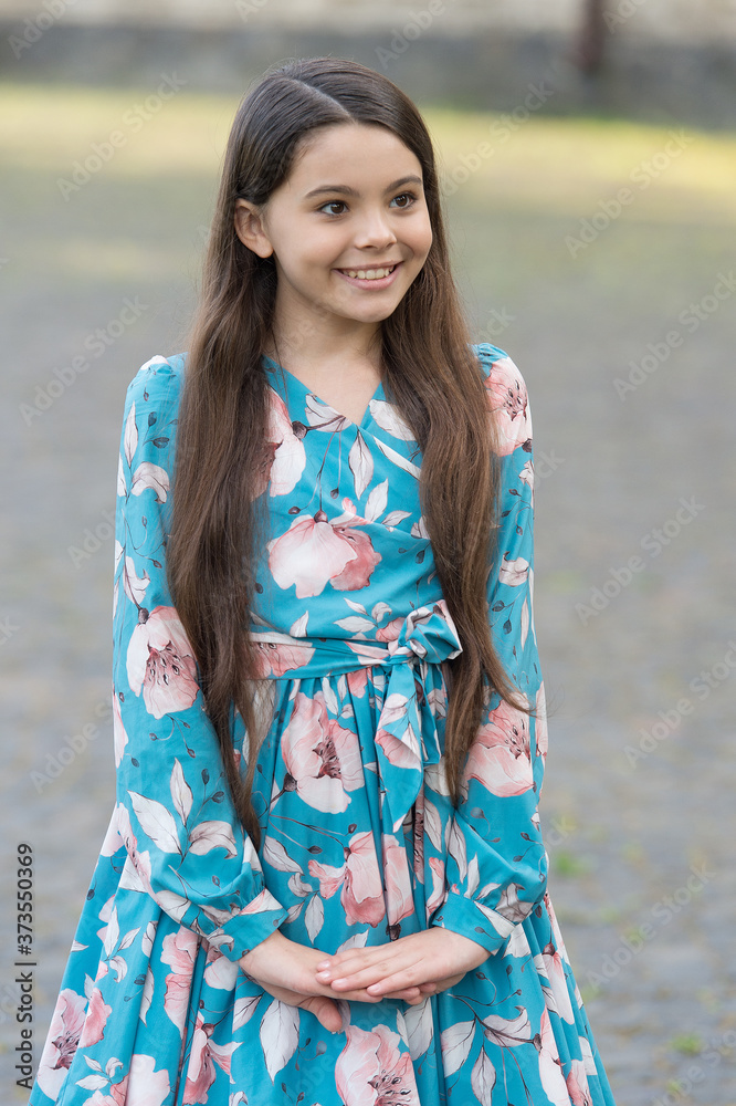 Φωτογραφία Adorable girl long hair smiling face urban background outdoors, fancy look conce