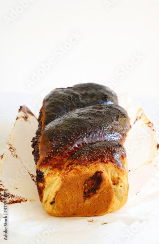 Pane dolce rumeno tradizionale per Natale o Pasqua. Dolci fatti in casa. Messa a fuoco selettiva. Avvicinamento.