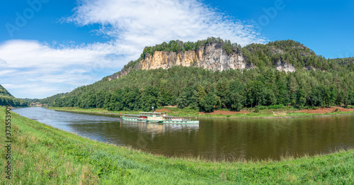 Blick vom Elbufer auf die wunderschönen Sandsteinfelsen zwischen Rathen und Wehlen im Elbsandsteingebirge photo