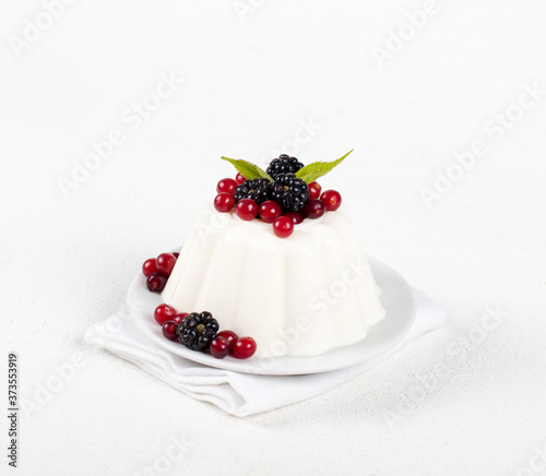 cheesecake with berries