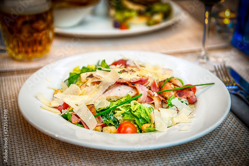 gemischter Salat mit Parmesankäse 