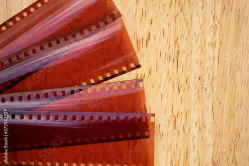 tiras de fotografías y películas sobre mesa de madera