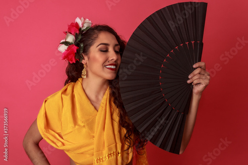 Retrato mujer mexicana latina con adorno de flores tradicional folclórico © Gener Vázquez