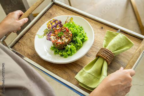 Canvas Print chica sosteniendo una bandeja de almuerzo saludable con ensalada comida vegetari