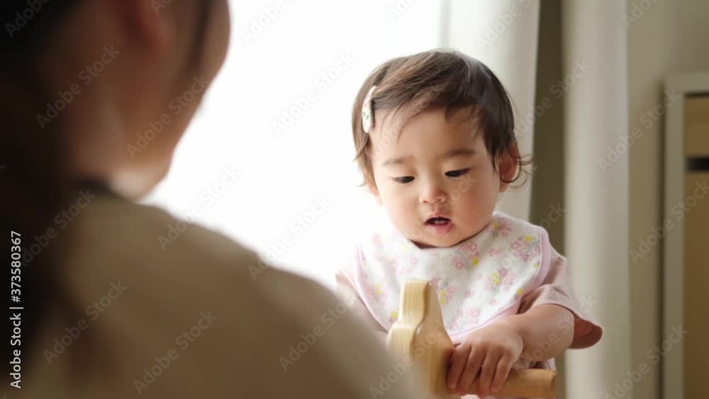 木馬のおもちゃで遊ぶ赤ちゃん 木馬のおもちゃで遊ぶ赤ちゃん