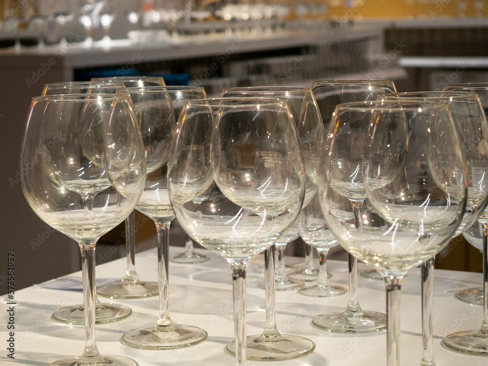 Copas de cristal en una mesa blanca Copas de cristal en una mesa blanca