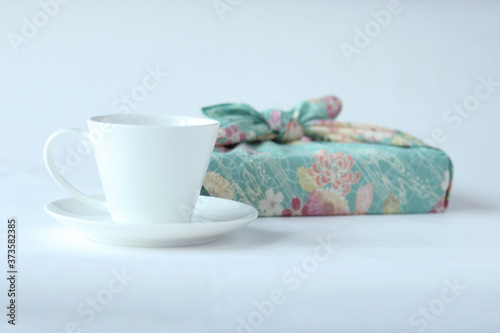 菊の模様の風呂敷の贈り物とコーヒー