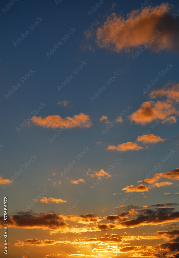 Fototapeta premium 夕暮れ 夕焼け 空 雲 素材