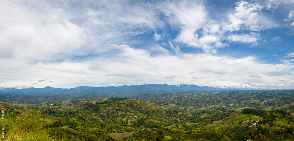 Montañas de Colombia con cielo azul con blanco