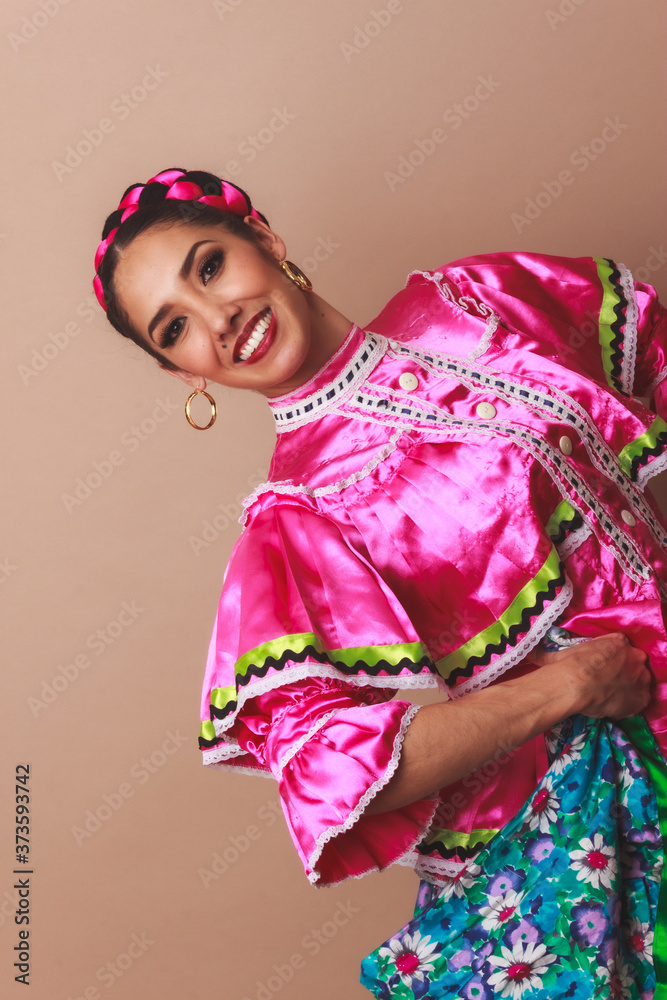 Retrato joven mujer bailarina en traje típico mexicano tradicional folclórico Retrato joven mujer bailarina en traje típico mexicano tradicional folclórico