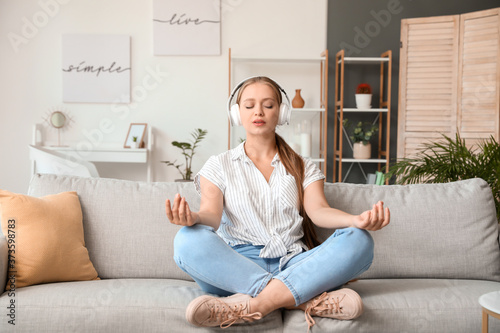 Young woman listening to mu...