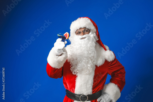 African-American Santa Claus with cocktail on color background © Pixel-Shot