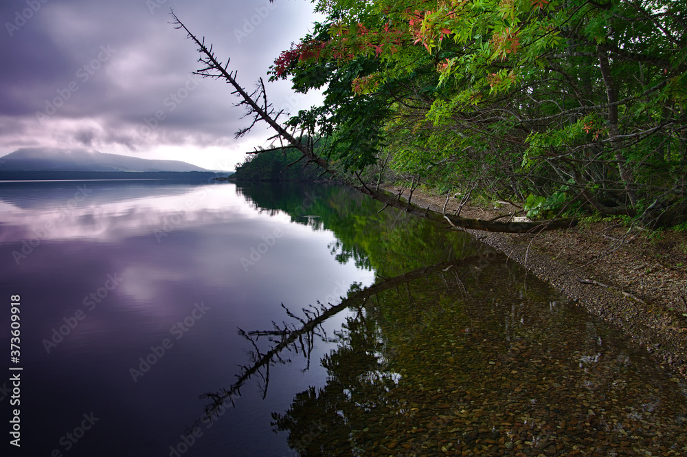 曇り空の下の湖畔の風景。屈斜路湖、北海道、日本。Scenic view of lakeside landscape with water surface reflection under cloudy sky.Lake kussharo,hokkaido,japan. 曇り空の下の湖畔の風景。屈斜路湖、北海道、日本。Scenic view of lakeside landscape with water surface reflection under cloudy sky.Lake kussharo,hokkaido,japan.