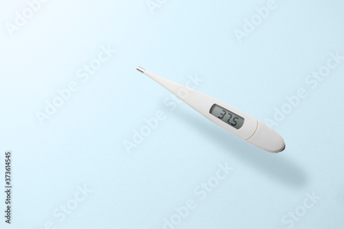 微熱を示す白いデジタル体温計