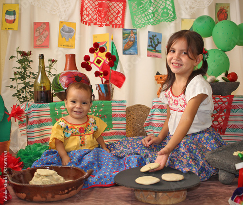 Niña mexicana fiestas patrias viva mexico independencia de méxico lindo y querido tradicional ojo de dios bander fiesta mexicana tortillas tequilametate petate y tricolor papel picado comal lotería