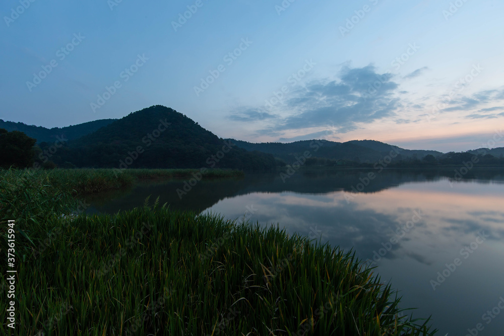 小さな山と池と朝焼け 小さな山と池と朝焼け