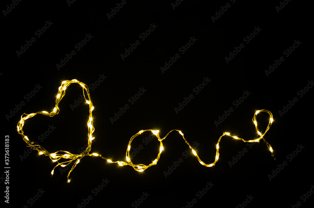 Fototapeta premium Corazón hecho con luces led sobre fondo negro. Fondo, superposición para edicion.