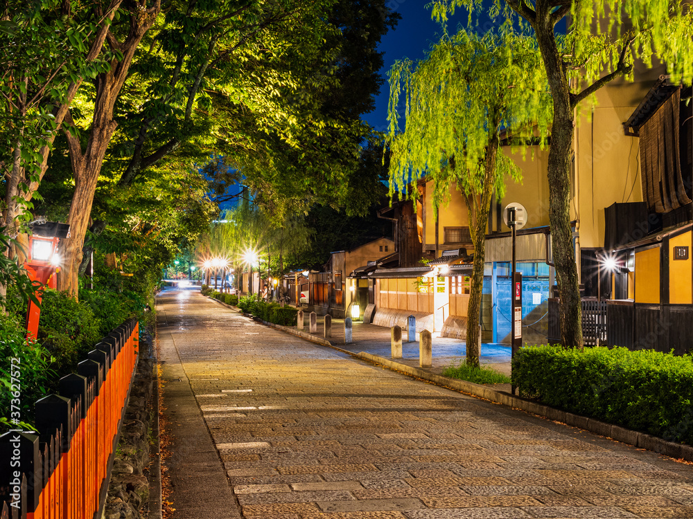 京都　夜の祇園　祇園白川