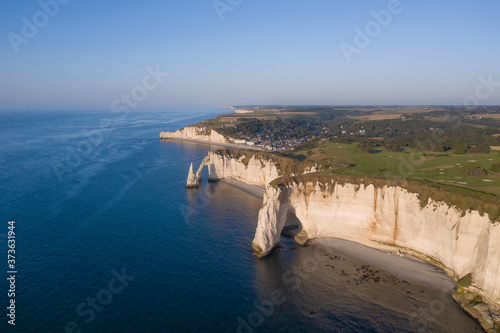 La côte d'Etretat vue d'avion/de drone au coucher du Soleil, Normandie photo