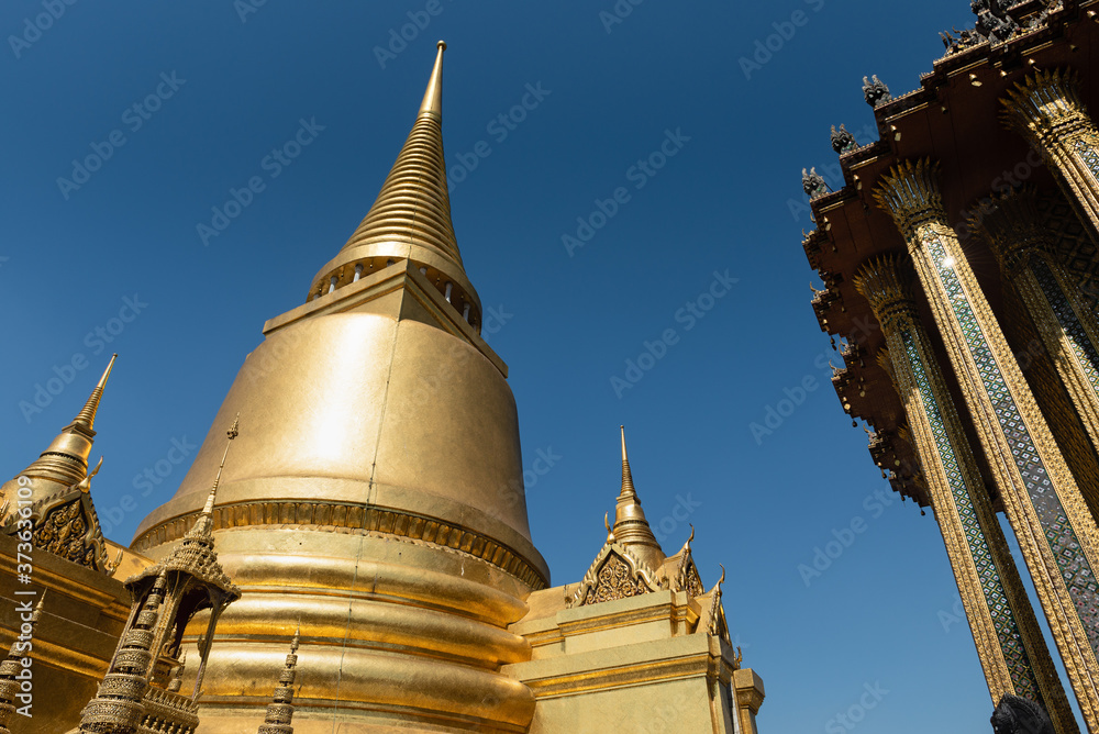 Obraz premium Golden stupa of Wat Phra Kaew in Grand Palace complex, Bangkok