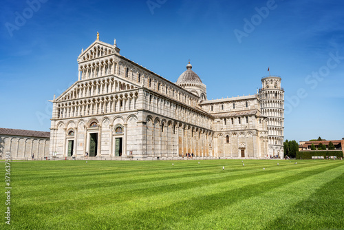 Leaning Tower of Pisa, bell tower of the Cathedral (Duomo di Santa Maria Assunta) in Romanesque style, Piazza or Campo dei Miracoli (Square of Miracles). Tuscany, Italy, Europe © Alberto Masnovo