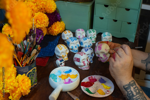 Calaveras de azúcar para día de muertos decoración artesanía pintando photo