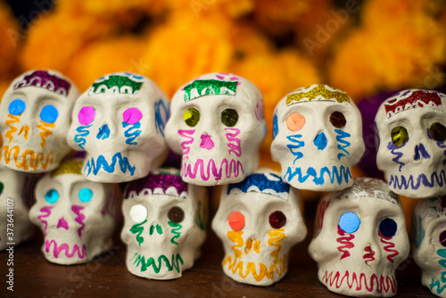 Calaveritas de d  a de muertos hechas a mano artesan  a mexicana cempas  chil tagetes erecta damasquina