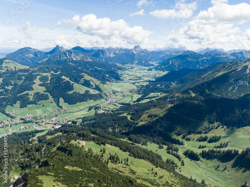 Blick vom Iseler im Allgäu hinunter ins Tannheimer Tal © Daniela Knipper