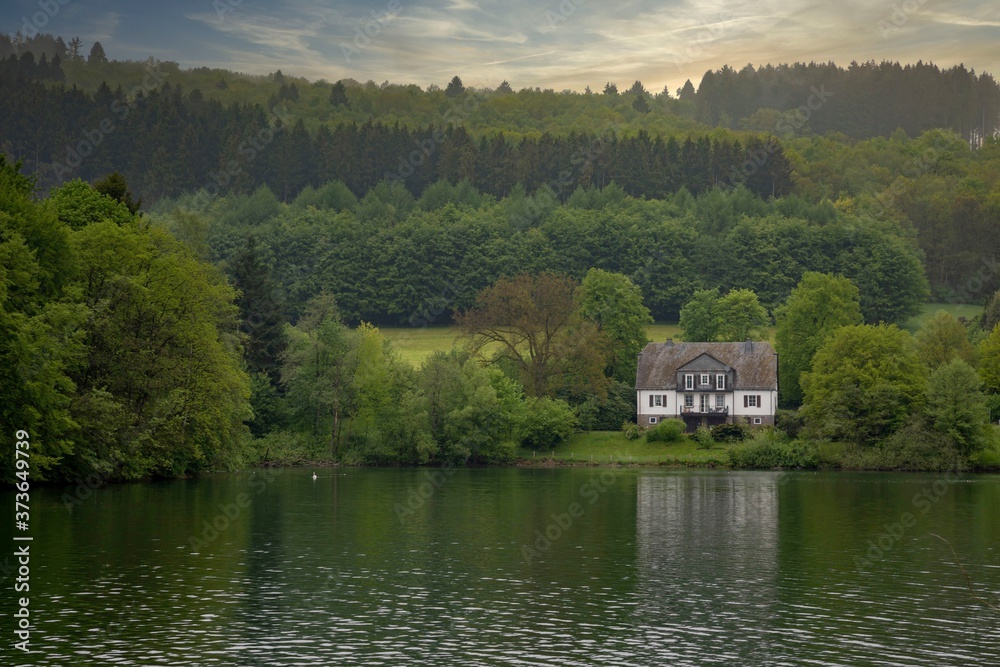 Obraz premium Haus am See im Abendlicht