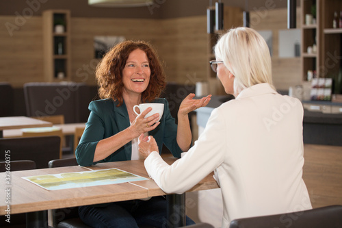 freundinnen treffen sich in cafe