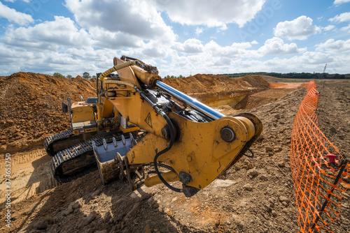 Tractopelle a godet sur chantier d'excavation  photo