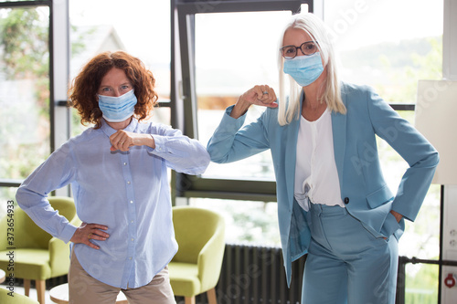 corona ellenbogen begrüßung