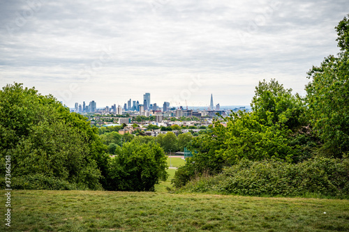 Fotografia A view across the fields and trees to the City of London from the Parliament Hil