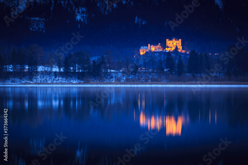 Blick vom Forggensee zum Schloss Hohenschwangau bei Nacht