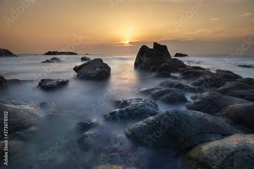 Fototapeta Naklejka Na Ścianę i Meble -  東シナ海に沈む夕日。日本の九州地方、熊本県天草の風景。	