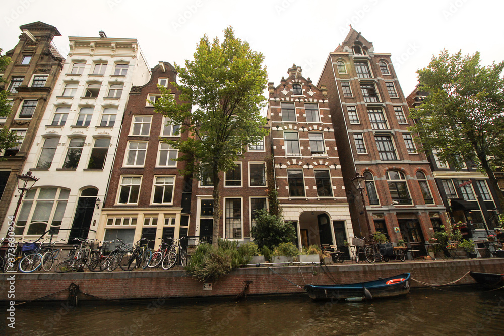 Typisch Amsterdam; Häuserzeile an der Herengracht (Treefsteeg)